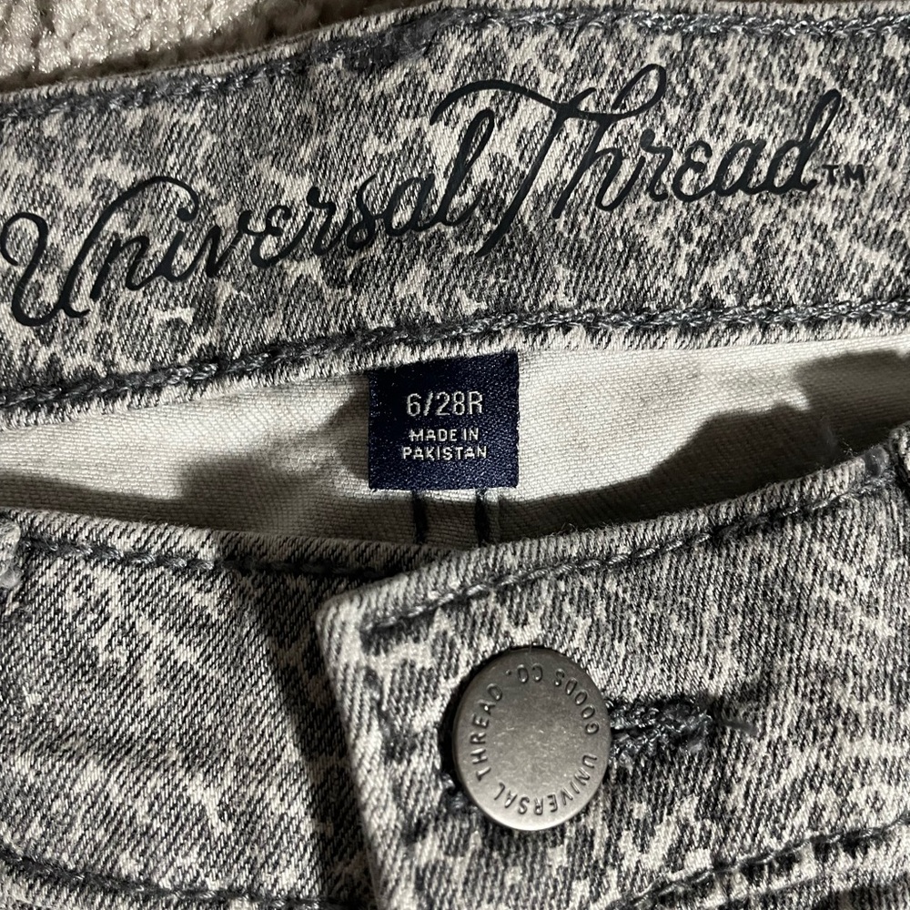 Universal Thread Gray Skinny Jeans - Picture 3 of 4